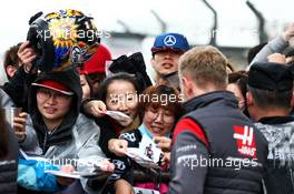 Kevin Magnussen (DEN) Haas F1 Team signs autographs for the fans. 06.04.2017. Formula 1 World Championship, Rd 2, Chinese Grand Prix, Shanghai, China, Preparation Day.