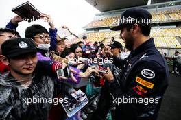 Daniel Ricciardo (AUS) Red Bull Racing signs autographs for the fans. 06.04.2017. Formula 1 World Championship, Rd 2, Chinese Grand Prix, Shanghai, China, Preparation Day.