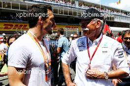 (L to R): Mats Hummels (GER) Football Player with Dr. Dieter Zetsche (GER) Daimler AG CEO on the grid. 14.05.2017. Formula 1 World Championship, Rd 5, Spanish Grand Prix, Barcelona, Spain, Race Day.