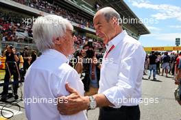 (L to R): Bernie Ecclestone (GBR) with Peter Sauber (SUI) Former Sauber Owner on the grid. 14.05.2017. Formula 1 World Championship, Rd 5, Spanish Grand Prix, Barcelona, Spain, Race Day.