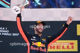 Daniel Ricciardo (AUS) Red Bull Racing celebrates his third position on the podium. 14.05.2017. Formula 1 World Championship, Rd 5, Spanish Grand Prix, Barcelona, Spain, Race Day.