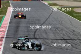 Valtteri Bottas (FIN) Mercedes AMG F1 W08 locks up under braking. 14.05.2017. Formula 1 World Championship, Rd 5, Spanish Grand Prix, Barcelona, Spain, Race Day.