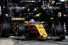 Jolyon Palmer (GBR) Renault Sport F1 Team RS17 makes a pit stop. 14.05.2017. Formula 1 World Championship, Rd 5, Spanish Grand Prix, Barcelona, Spain, Race Day.