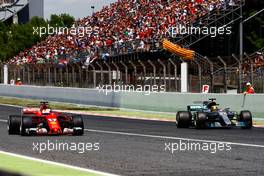 (L to R): Sebastian Vettel (GER) Ferrari SF70H and Lewis Hamilton (GBR) Mercedes AMG F1 W08 battle for position. 14.05.2017. Formula 1 World Championship, Rd 5, Spanish Grand Prix, Barcelona, Spain, Race Day.
