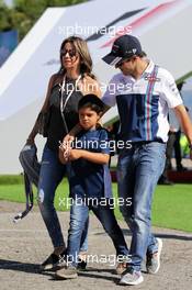 Felipe Massa (BRA) Williams with his wife Rafaela Bassi (BRA) and son Felipinho Massa (BRA). 14.05.2017. Formula 1 World Championship, Rd 5, Spanish Grand Prix, Barcelona, Spain, Race Day.
