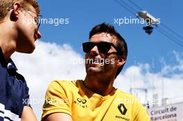(L to R): Marcus Ericsson (SWE) Sauber F1 Team with Jolyon Palmer (GBR) Renault Sport F1 Team on the drivers parade. 14.05.2017. Formula 1 World Championship, Rd 5, Spanish Grand Prix, Barcelona, Spain, Race Day.