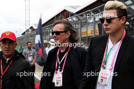 Roger O'Donnell (GBR) The Cure Keyboard Player (Centre) on the grid with Jean Alesi (FRA) (Left). 16.07.2017. Formula 1 World Championship, Rd 10, British Grand Prix, Silverstone, England, Race Day.