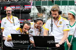 Renault Sport F1 Team on the grid. 16.07.2017. Formula 1 World Championship, Rd 10, British Grand Prix, Silverstone, England, Race Day.
