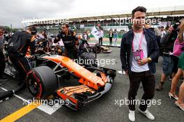 Mark Cavendish (GBR) Cyclist with McLaren on the grid. 16.07.2017. Formula 1 World Championship, Rd 10, British Grand Prix, Silverstone, England, Race Day.