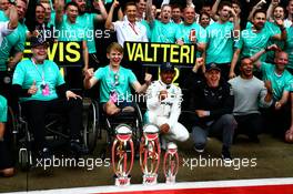 Race winner Lewis Hamilton (GBR) Mercedes AMG F1 celebrates with second placed Valtteri Bottas (FIN) Mercedes AMG F1, brother Nicolas Hamilton (GBR), Billy Monger (GBR) Racing Driver, and the team. 16.07.2017. Formula 1 World Championship, Rd 10, British Grand Prix, Silverstone, England, Race Day.
