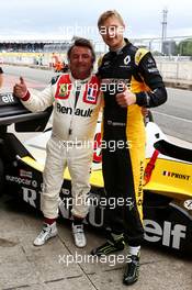 (L to R): Rene Arnoux (FRA) with Sergey Sirotkin (RUS) Renault Sport F1 Team Third Driver and the Renault RE40. 16.07.2017. Formula 1 World Championship, Rd 10, British Grand Prix, Silverstone, England, Race Day.