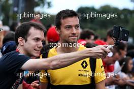 Jolyon Palmer (GBR) Renault Sport F1 Team with fans. 01.09.2017. Formula 1 World Championship, Rd 13, Italian Grand Prix, Monza, Italy, Practice Day.