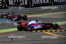 Carlos Sainz Jr (ESP) Scuderia Toro Rosso STR12 with a mechanical issue, passed by team mate Daniil Kvyat (RUS) Scuderia Toro Rosso STR12. 01.09.2017. Formula 1 World Championship, Rd 13, Italian Grand Prix, Monza, Italy, Practice Day.