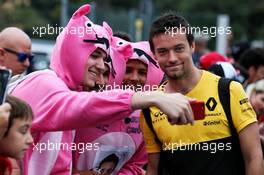 Jolyon Palmer (GBR) Renault Sport F1 Team with Pink Panther fans. 01.09.2017. Formula 1 World Championship, Rd 13, Italian Grand Prix, Monza, Italy, Practice Day.