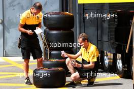 Renault Sport F1 Team mechanics with Pirelli tyres. 01.09.2017. Formula 1 World Championship, Rd 13, Italian Grand Prix, Monza, Italy, Practice Day.
