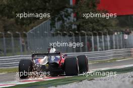 Daniil Kvyat (RUS) Scuderia Toro Rosso STR12 sends sparks flying. 01.09.2017. Formula 1 World Championship, Rd 13, Italian Grand Prix, Monza, Italy, Practice Day.