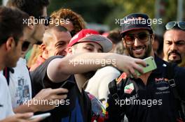 Daniel Ricciardo (AUS) Red Bull Racing with fans. 01.09.2017. Formula 1 World Championship, Rd 13, Italian Grand Prix, Monza, Italy, Practice Day.