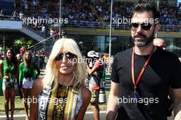 (L to R): Donatella Versace (ITA) Versace Vice President with Marc Hynes (GBR) on the grid. 03.09.2017. Formula 1 World Championship, Rd 13, Italian Grand Prix, Monza, Italy, Race Day.