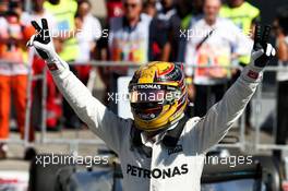 Race winner Lewis Hamilton (GBR) Mercedes AMG F1 W08 celebrates in parc ferme. 03.09.2017. Formula 1 World Championship, Rd 13, Italian Grand Prix, Monza, Italy, Race Day.