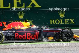 Max Verstappen (NLD) Red Bull Racing RB13 with damage after contact. 03.09.2017. Formula 1 World Championship, Rd 13, Italian Grand Prix, Monza, Italy, Race Day.