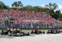 Jolyon Palmer (GBR) Renault Sport F1 Team RS17 at the start of the race. 03.09.2017. Formula 1 World Championship, Rd 13, Italian Grand Prix, Monza, Italy, Race Day.