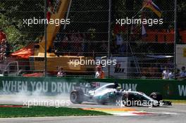 Lewis Hamilton (GBR) Mercedes AMG F1 W08 locks up under braking. 03.09.2017. Formula 1 World Championship, Rd 13, Italian Grand Prix, Monza, Italy, Race Day.