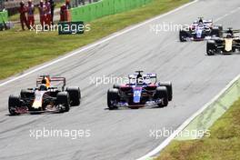 Daniel Ricciardo (AUS) Red Bull Racing RB13 and Daniil Kvyat (RUS) Scuderia Toro Rosso STR12 battle for position. 03.09.2017. Formula 1 World Championship, Rd 13, Italian Grand Prix, Monza, Italy, Race Day.