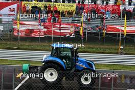 A tractor dries the pit straight. 02.09.2017. Formula 1 World Championship, Rd 13, Italian Grand Prix, Monza, Italy, Qualifying Day.