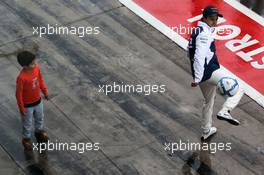 Felipe Massa (BRA) Williams plays football in the pit lane with son Felipinho Massa (BRA). 02.09.2017. Formula 1 World Championship, Rd 13, Italian Grand Prix, Monza, Italy, Qualifying Day.