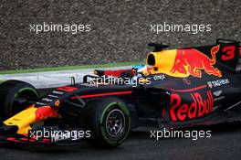 Daniel Ricciardo (AUS) Red Bull Racing RB13. 02.09.2017. Formula 1 World Championship, Rd 13, Italian Grand Prix, Monza, Italy, Qualifying Day.