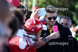 Nico Hulkenberg (GER) Renault Sport F1 Team with fans. 03.09.2017. Formula 1 World Championship, Rd 13, Italian Grand Prix, Monza, Italy, Race Day.