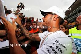 Lewis Hamilton (GBR) Mercedes AMG F1 signs autographs for the fans. 31.08.2017. Formula 1 World Championship, Rd 13, Italian Grand Prix, Monza, Italy, Preparation Day.