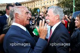 (L to R): Dr. Angelo Sticchi Damiani (ITA) Aci Csai President with Chase Carey (USA) Formula One Group Chairman at a drivers' parade in Milan. 31.08.2017. Formula 1 World Championship, Rd 13, Italian Grand Prix, Monza, Italy, Preparation Day.