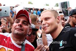 Valtteri Bottas (FIN) Mercedes AMG F1 with fans. 31.08.2017. Formula 1 World Championship, Rd 13, Italian Grand Prix, Monza, Italy, Preparation Day.