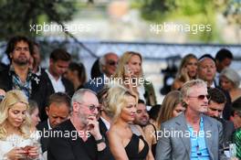 (L to R): Liam Cunningham (IRE) Actor with Pamela Anderson (USA) Actress and Eddie Irvine (GBR) at the Amber Lounge Fashion Show. 26.05.2017. Formula 1 World Championship, Rd 6, Monaco Grand Prix, Monte Carlo, Monaco, Friday.