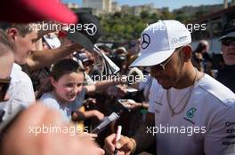 Lewis Hamilton (GBR) Mercedes AMG F1 signs autographs for the fans. 26.05.2017. Formula 1 World Championship, Rd 6, Monaco Grand Prix, Monte Carlo, Monaco, Friday.