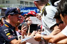 Max Verstappen (NLD) Red Bull Racing signs autographs for the fans. 26.05.2017. Formula 1 World Championship, Rd 6, Monaco Grand Prix, Monte Carlo, Monaco, Friday.