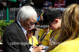 Bernie Ecclestone (GBR) with children from the Starlight charity. 26.05.2017. Formula 1 World Championship, Rd 6, Monaco Grand Prix, Monte Carlo, Monaco, Friday.