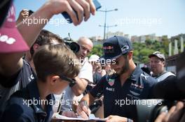 Daniel Ricciardo (AUS) Red Bull Racing signs autographs for the fans. 26.05.2017. Formula 1 World Championship, Rd 6, Monaco Grand Prix, Monte Carlo, Monaco, Friday.