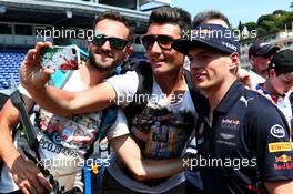 Max Verstappen (NLD) Red Bull Racing with fans. 26.05.2017. Formula 1 World Championship, Rd 6, Monaco Grand Prix, Monte Carlo, Monaco, Friday.