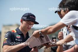 Max Verstappen (NLD) Red Bull Racing signs autographs for the fans. 26.05.2017. Formula 1 World Championship, Rd 6, Monaco Grand Prix, Monte Carlo, Monaco, Friday.