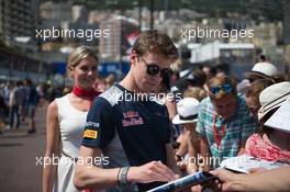 Daniil Kvyat (RUS) Scuderia Toro Rosso signs autographs for the fans. 26.05.2017. Formula 1 World Championship, Rd 6, Monaco Grand Prix, Monte Carlo, Monaco, Friday.