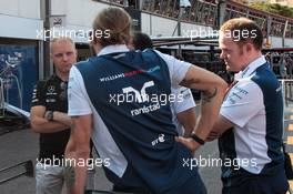 Valtteri Bottas (FIN) Mercedes AMG F1 with Williams mechanics. 26.05.2017. Formula 1 World Championship, Rd 6, Monaco Grand Prix, Monte Carlo, Monaco, Friday.