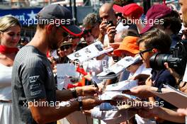 Jenson Button (GBR) McLaren signs autographs for the fans. 26.05.2017. Formula 1 World Championship, Rd 6, Monaco Grand Prix, Monte Carlo, Monaco, Friday.