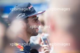 Daniel Ricciardo (AUS) Red Bull Racing with fans. 26.05.2017. Formula 1 World Championship, Rd 6, Monaco Grand Prix, Monte Carlo, Monaco, Friday.