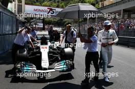 Lewis Hamilton (GBR) Mercedes AMG F1 W08 on the grid. 28.05.2017. Formula 1 World Championship, Rd 6, Monaco Grand Prix, Monte Carlo, Monaco, Race Day.