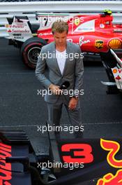 Nico Rosberg (GER) takes a look at the Red Bull Racing RB13 of third placed Daniel Ricciardo (AUS) Red Bull Racing in parc ferme. 28.05.2017. Formula 1 World Championship, Rd 6, Monaco Grand Prix, Monte Carlo, Monaco, Race Day.