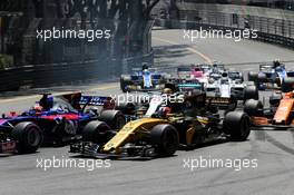 Nico Hulkenberg (GER) Renault Sport F1 Team RS17 at the start of the race. 28.05.2017. Formula 1 World Championship, Rd 6, Monaco Grand Prix, Monte Carlo, Monaco, Race Day.