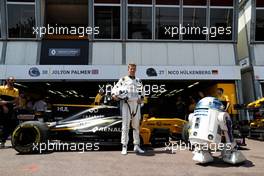 Nico Hulkenberg (GER) Renault Sport F1 Team with characters from Star Wars to celebrate 40 years since the first film release. 28.05.2017. Formula 1 World Championship, Rd 6, Monaco Grand Prix, Monte Carlo, Monaco, Race Day.