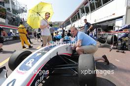 Jolyon Palmer (GBR) Renault Sport F1 Team - with Will Palmer (GBR) Formula Renault Eurocup. 28.05.2017. Formula 1 World Championship, Rd 6, Monaco Grand Prix, Monte Carlo, Monaco, Race Day.